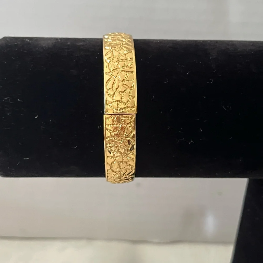 Vintage MONET Gold Tone Textured Hinged Bangle Bracelet
